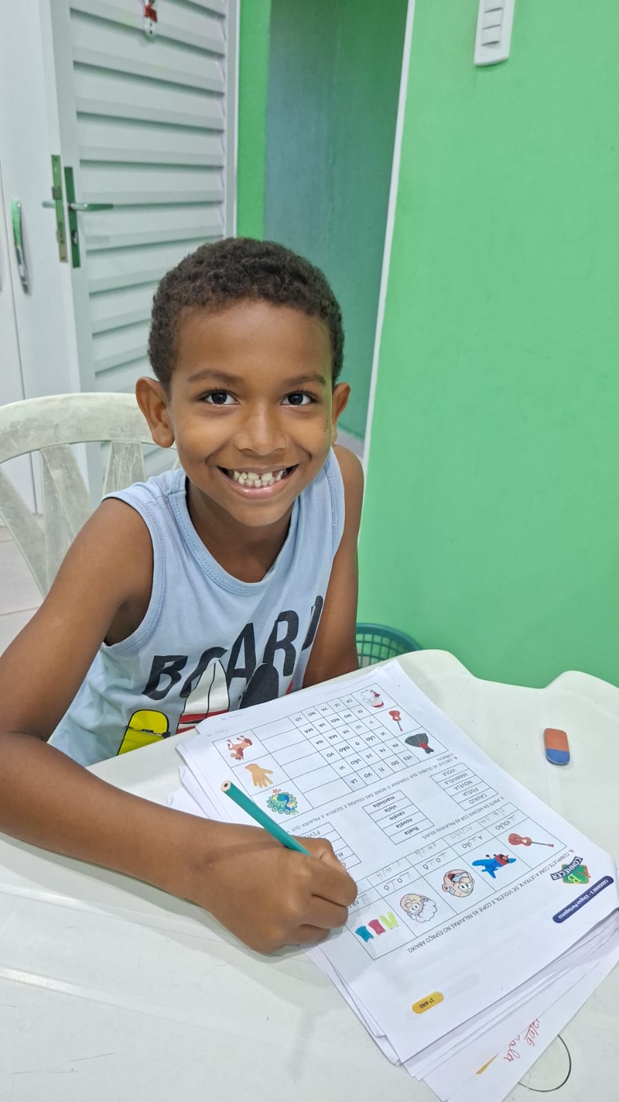 Aluno do projeto resolvendo uma atividade impressa