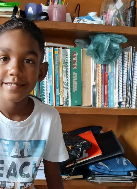 Aluno do projeto sorrindo no primeiro dia do reforço escolar
