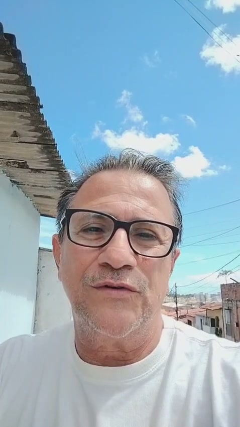 Professor Fernando na casa de uma aluna, ao lado da avó dela