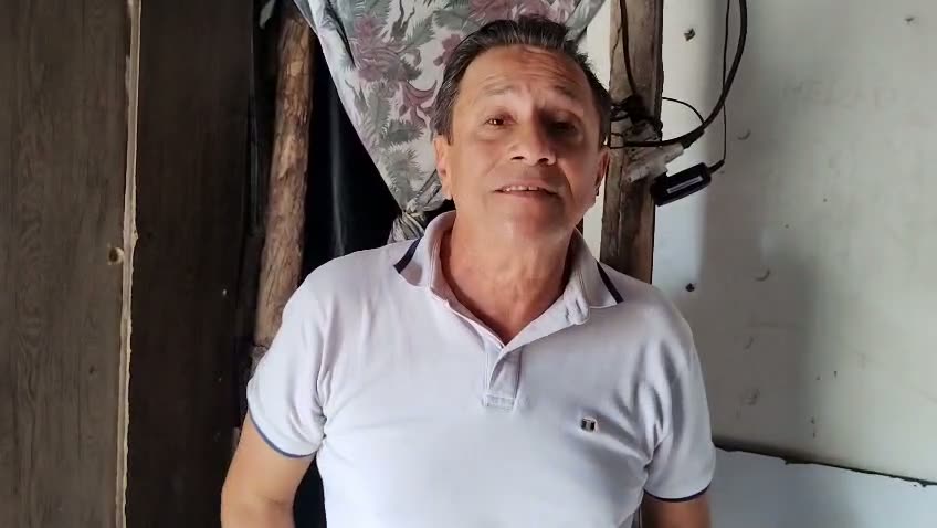 Professor Fernando falando dentro de uma casa na comunidade