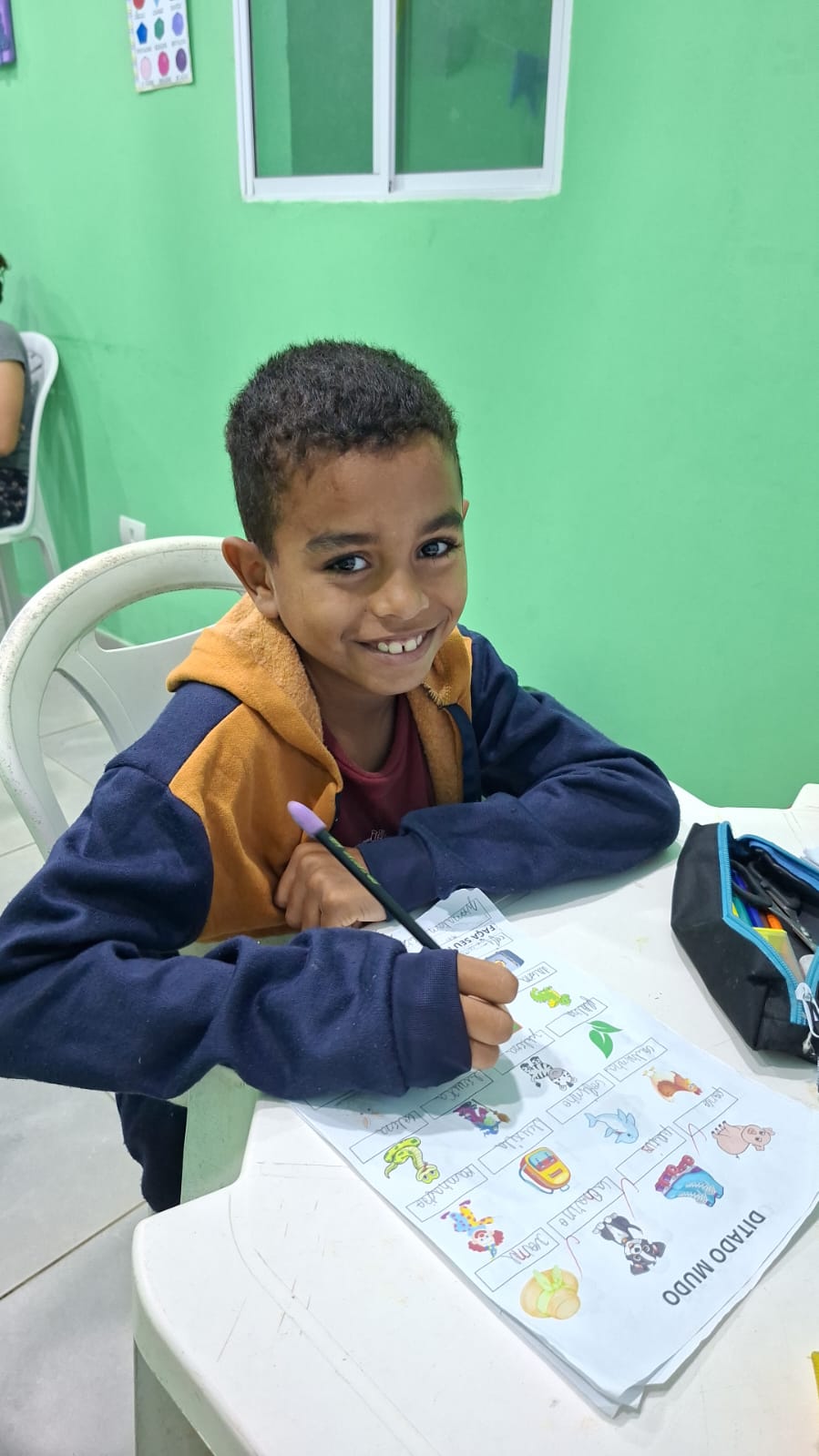 Aluno do projeto fazendo atividade de ditado