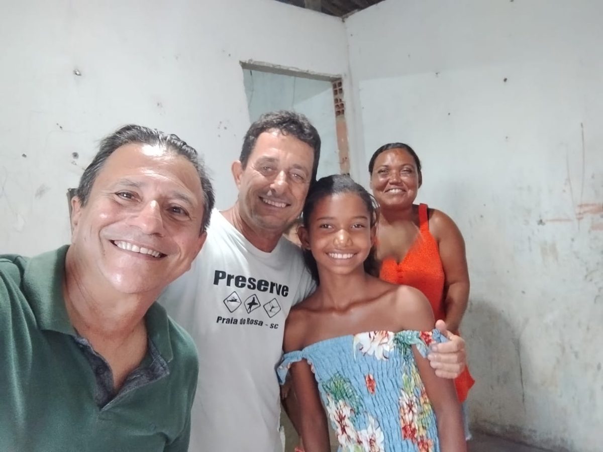 Visita do projeto à casa de uma aluna, com a família reunida