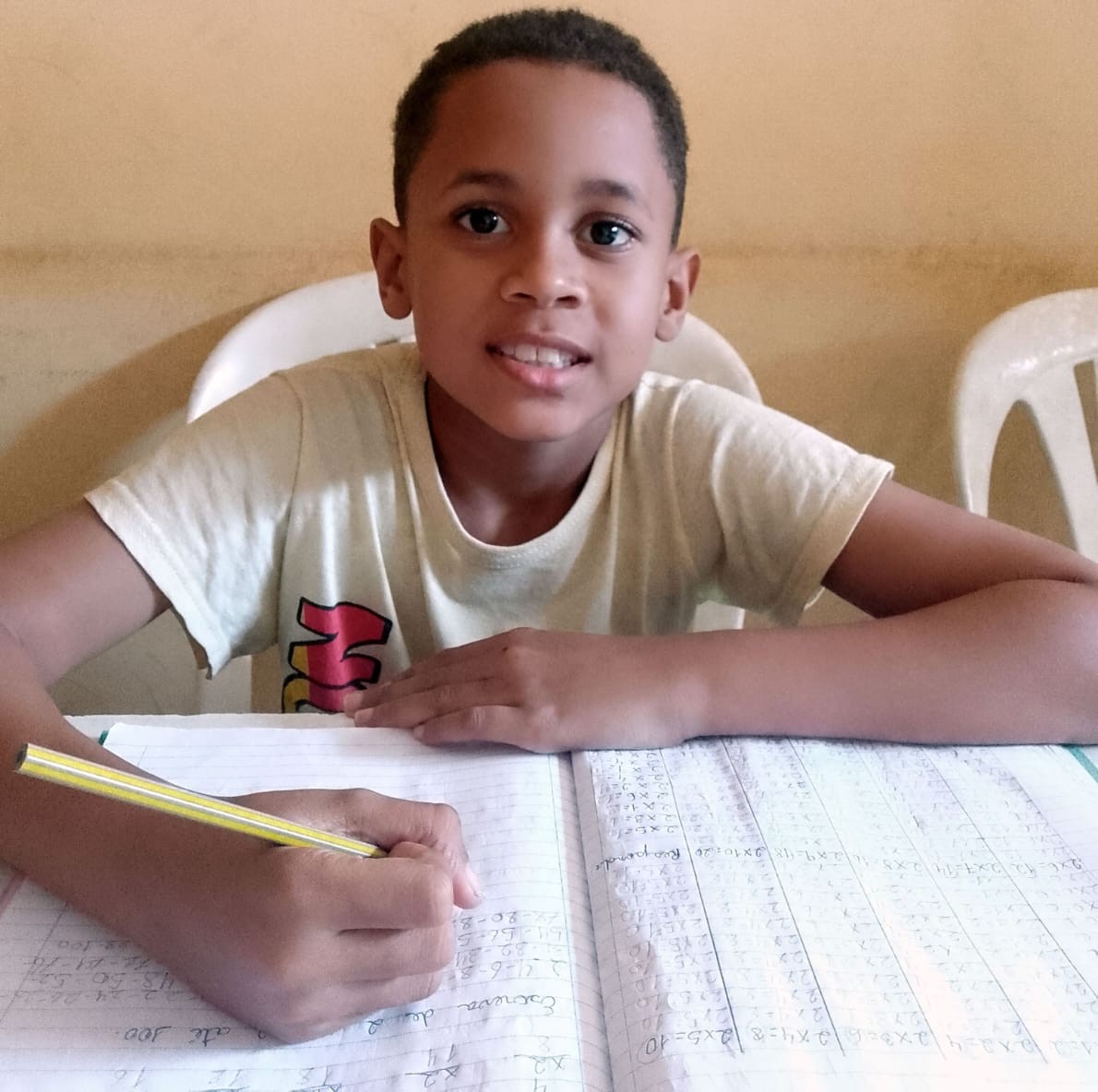 Aluno do projeto com o caderno de matemática aberto na aula de reforço