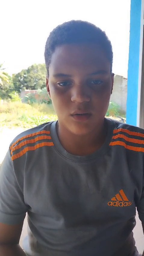 Aluno do projeto falando para a câmera