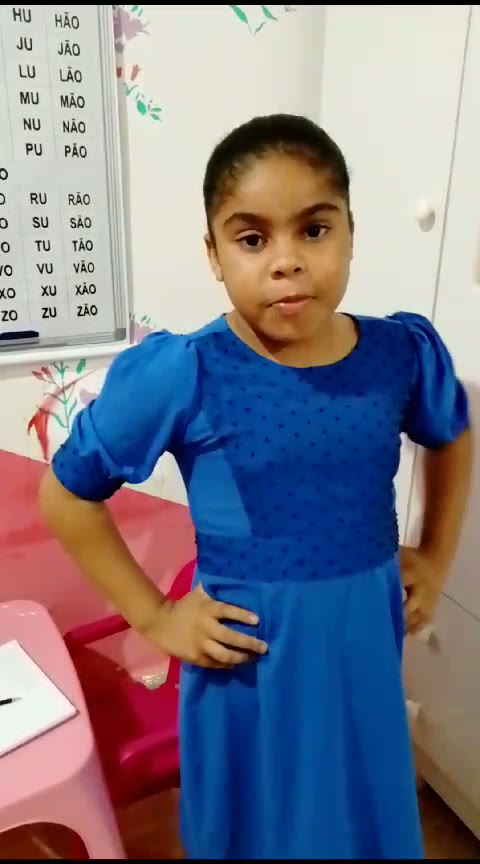 Uma criança lendo do começo ao fim