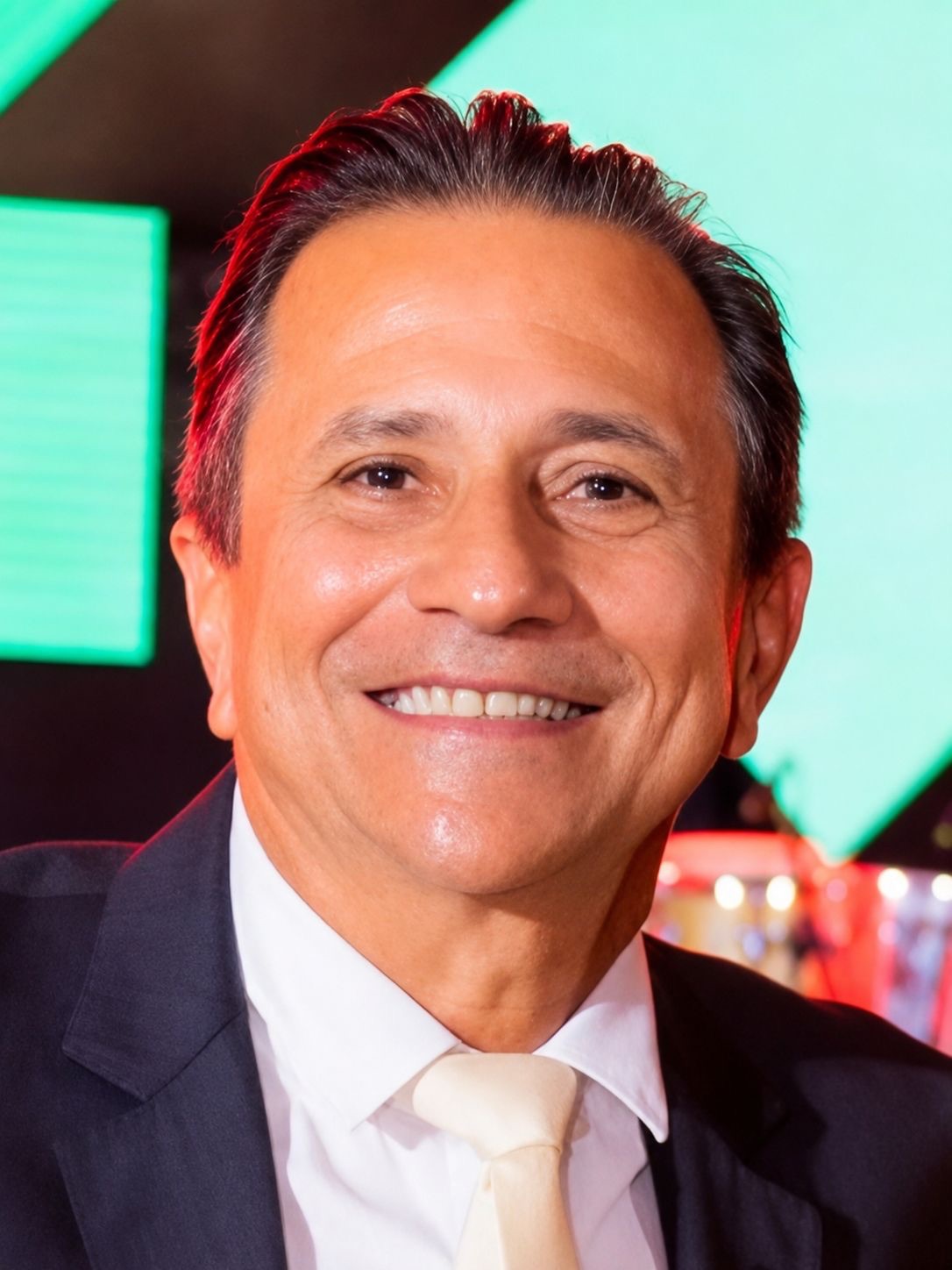 Fernando Leite com crianças do projeto