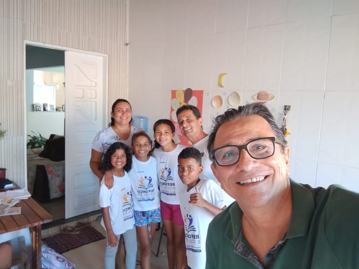 Professor Fernando com um grupo de alunos do reforço na sala de aula